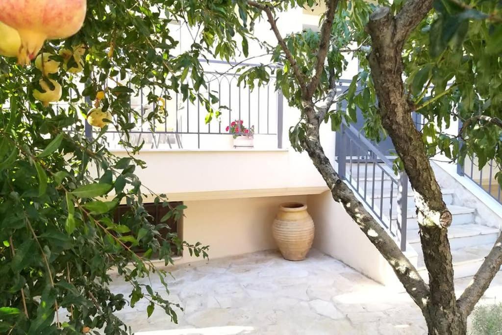 Coastal Garden Retreat: Cozy Apartment Near Beach & City Kalamata Exterior photo