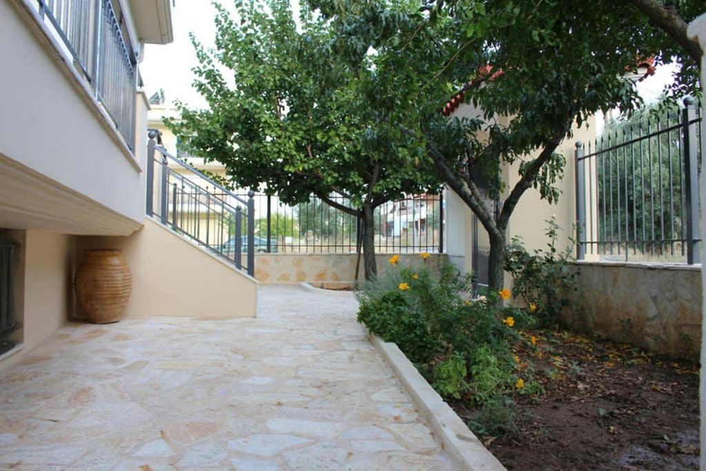 Coastal Garden Retreat: Cozy Apartment Near Beach & City Kalamata Exterior photo