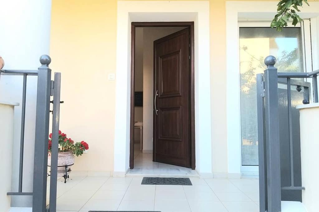 Coastal Garden Retreat: Cozy Apartment Near Beach & City Kalamata Exterior photo