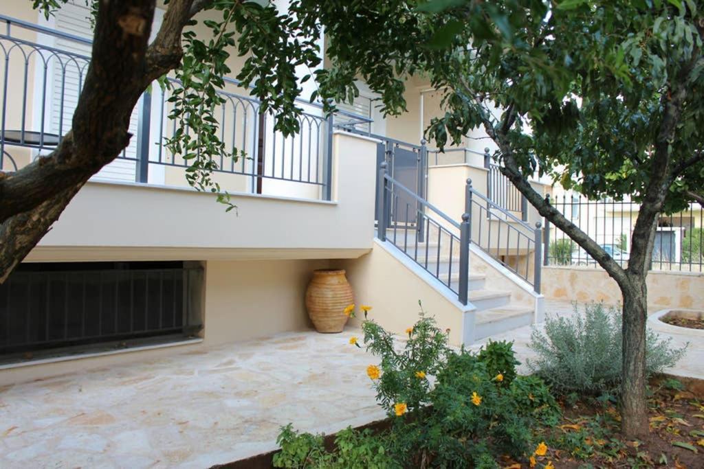 Coastal Garden Retreat: Cozy Apartment Near Beach & City Kalamata Exterior photo